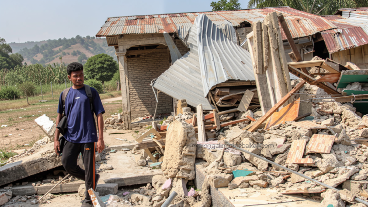 Kerusakan rumah warga Pulau Palue akibat gempa di NTT