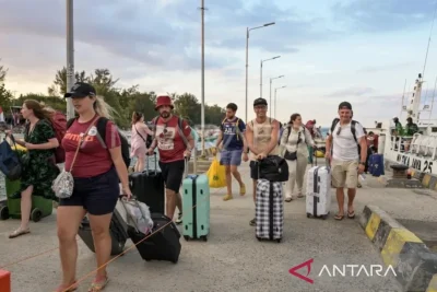 Ratusan wisatawan tinggalkan Gili Trawangan dampak pasokan air bersih