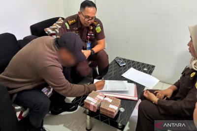 Jaksa kembalikan Rp2,2 miliar barang bukti ke 13 anggota DPRD NTB