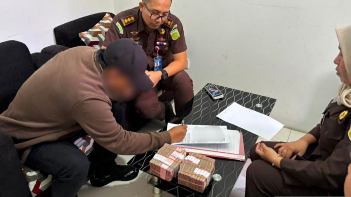 Jaksa kembalikan Rp2,2 miliar barang bukti ke 13 anggota DPRD NTB