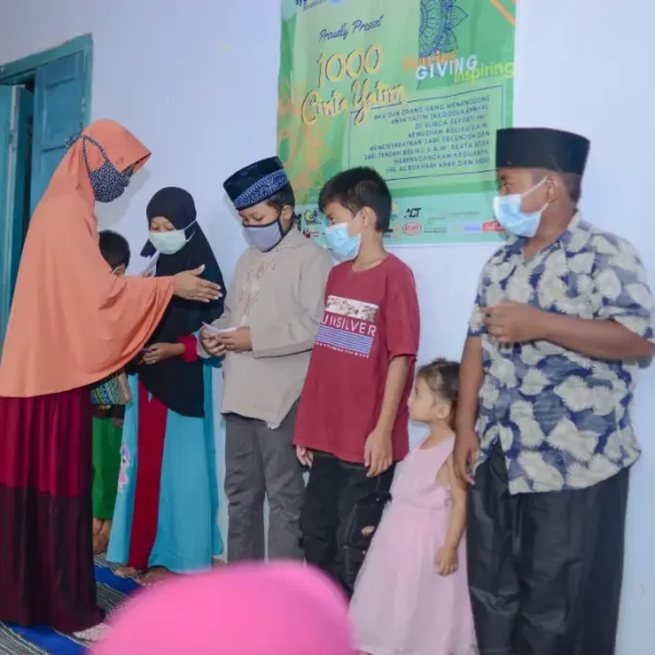 7 Janji Allah Menyantuni Anak Yatim dan Berkahnya