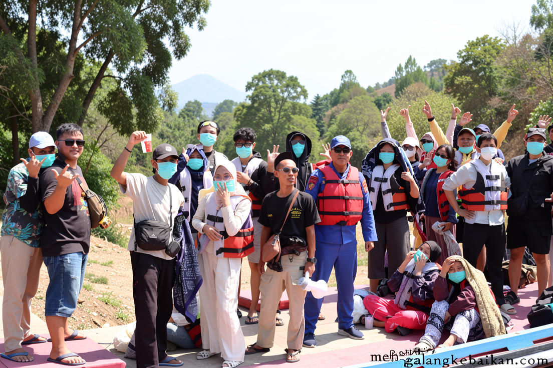 Petugas bagikan masker & ingatkan wisatawan patuhi zona aman Krakatau