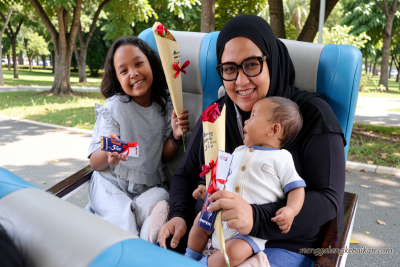 KAI Daop 6 bagikan cokelat-mawar sambut Hari Pelanggan Nasional 2026