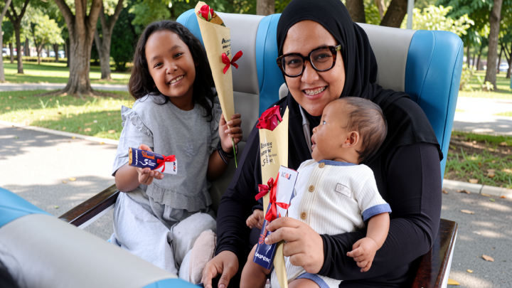 KAI Daop 6 bagikan cokelat-mawar sambut Hari Pelanggan Nasional 2026