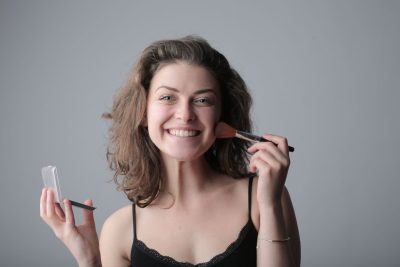 Cara membersihkan brush makeup agar bebas sisa produk dan kotoran